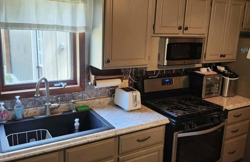 Gerlaw Cabin | Lazy Oaks: Charming cabin on pond with A/C in delightful Little York, Illinois