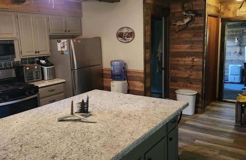 Gerlaw Cabin | Lazy Oaks: Charming cabin on pond with A/C in delightful Little York, Illinois