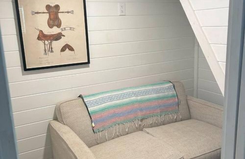 Fredericksburg Cottage | Tiny Home 'Music Row 80' Features Gas Fire Pit and Panoramic Luckenbach Views with Resort-Style Pool