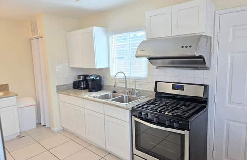 Chinatown House | 376) Modern Home - sleeps 6!