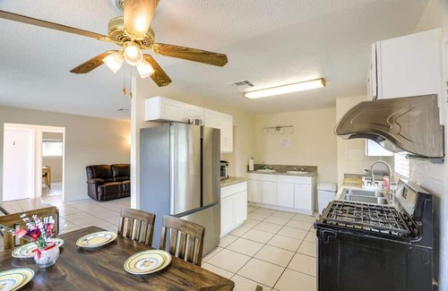 Chinatown House | 376) Modern Home - sleeps 6!