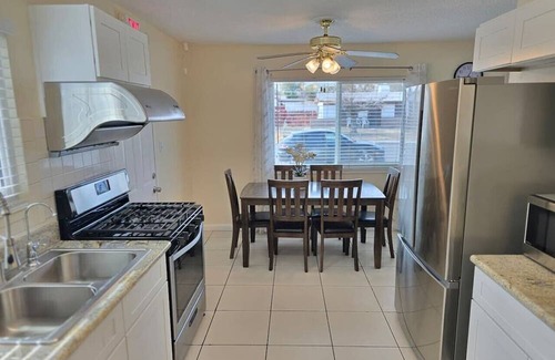 Chinatown House | 376) Modern Home - sleeps 6!