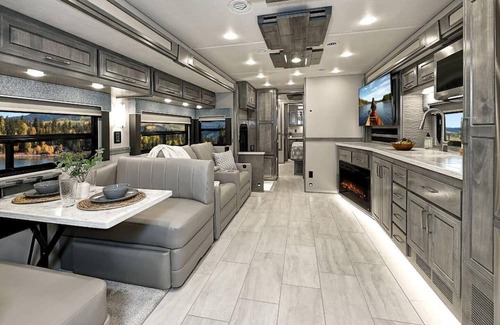 Gastonia House | Luxury Lakefront Retreat