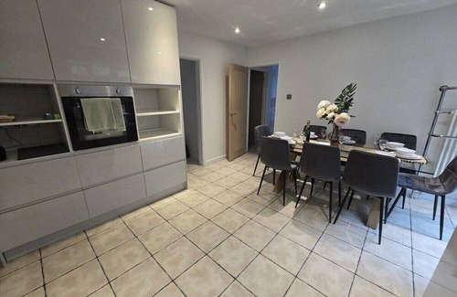 Newport House | Horizon House*Sleeps 11*Parking*Groups*Corporates