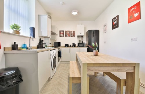 Cwmbrwla Apartment | Cosy & Stylish 2 Bedroom Apartment