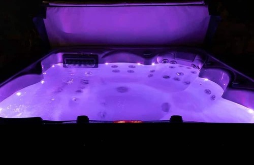 Monroe House | 5BR Home with Sauna & Pool Hot tub Fire pit