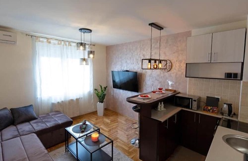 Novi Sad Apartment | ENNA - Cozy 1-bedroom apartment with PRIVATE PARKING