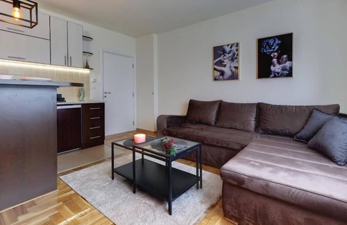 Novi Sad Apartment | ENNA - Cozy 1-bedroom apartment with PRIVATE PARKING