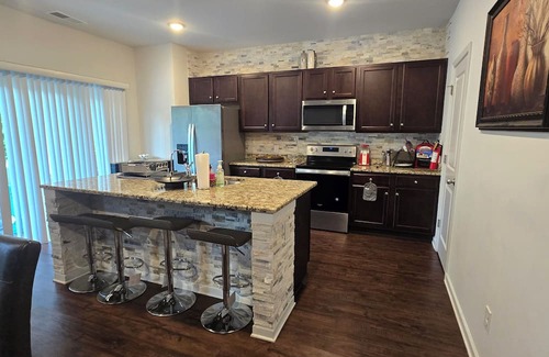 Locust Grove House | n 4-bedroom house in awesome Locust Grove with fitness room, AC, WiFi