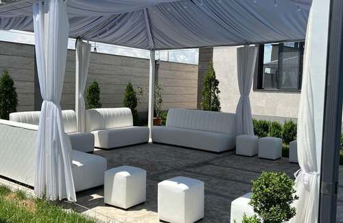 Oshakan House | Family & Friends House