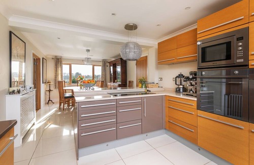 Broughton House | Perfect family getaway in the stunning Test Valley with a swimming pool!