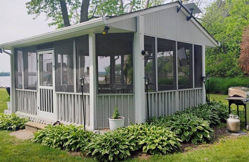 St. Michaels Cottage | Cottage #5 White Swan At Water with Deck