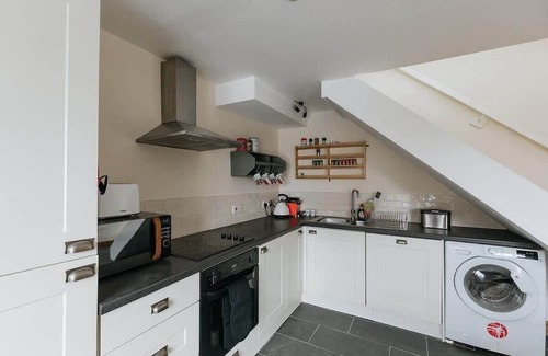 Welton House | Elm House Cottage: Charming Country Cottage with Log Burner