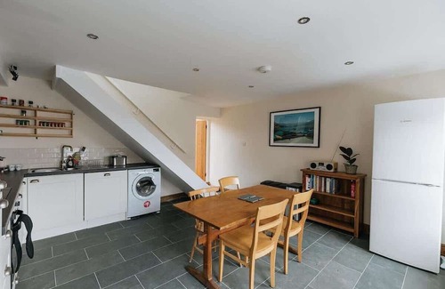 Welton House | Elm House Cottage: Charming Country Cottage with Log Burner