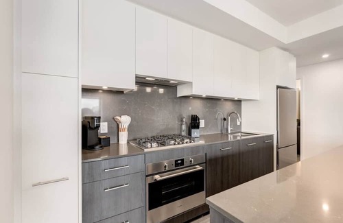 Eau Claire Condo | This condominium is a 3 bedroom(s), 2 bathrooms, located in Calgary, AB.