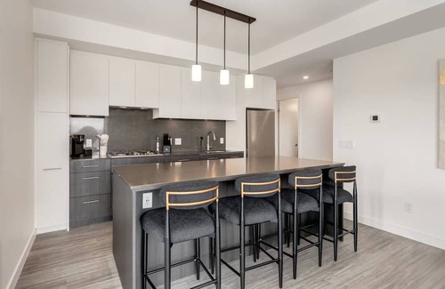 Eau Claire Condo | This condominium is a 3 bedroom(s), 2 bathrooms, located in Calgary, AB.