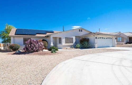 Lake Havasu City House | 3 Bed 3 Bath Havasu Pool Home Circular Driveway