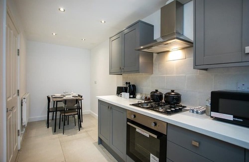 Leicester House | 5-Br House, Sleeps 9, Free Parking, Monthly Saving