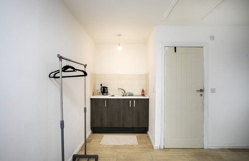 Leicester House | 5-Br House, Sleeps 9, Free Parking, Monthly Saving