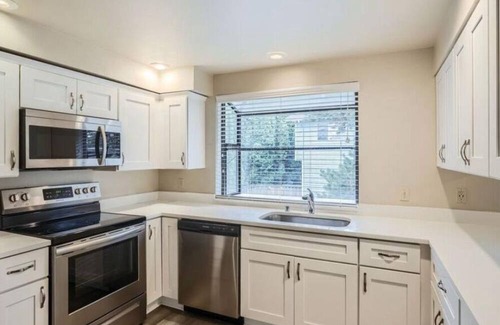 Federal Way House | A beautiful private bedroom in a peaceful neighborhood in Federal Way- Twin-lake