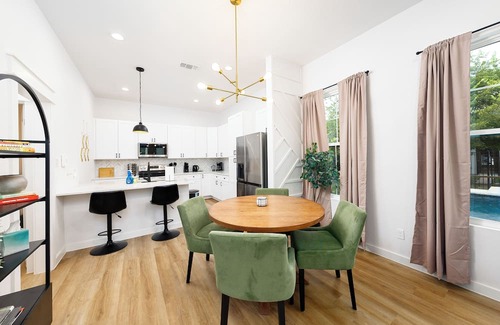 Oak Park - Northwood House | Luxury 2-bedroom Pool House in San Antonio
