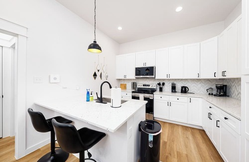 Oak Park - Northwood House | Luxury 2-bedroom Pool House in San Antonio