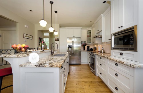 Regional District of Nanaimo House | Stunning 4 Bedroom Cottage by the Beach