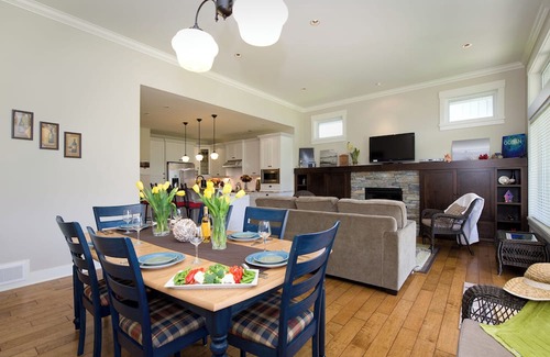 Regional District of Nanaimo House | Stunning 4 Bedroom Cottage by the Beach