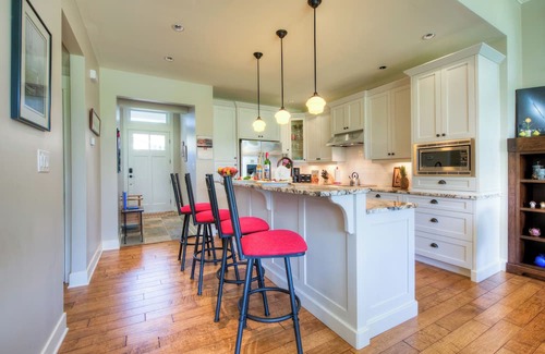 Regional District of Nanaimo House | Stunning 4 Bedroom Cottage by the Beach