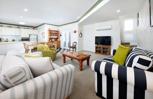 Albury House | Elegant Englehardt Villa - Gorgeous two bedroom townhouse in central Albury