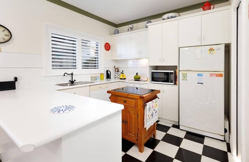 Albury House | Elegant Englehardt Villa - Gorgeous two bedroom townhouse in central Albury