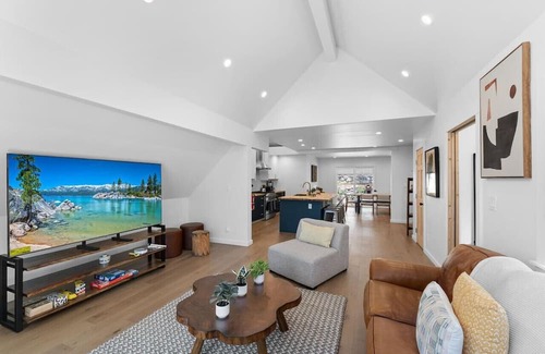 Brockway House | Walk to Speedboat Beach