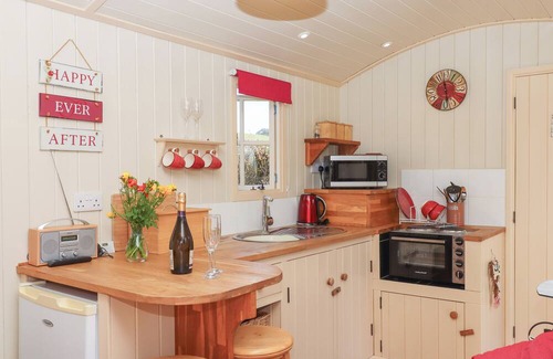 Kennerleigh Cottage | SHEPHERDS BLISS, romantic, with hot tub in Cheriton Fitzpaine