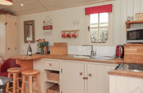 Kennerleigh Cottage | SHEPHERDS BLISS, romantic, with hot tub in Cheriton Fitzpaine