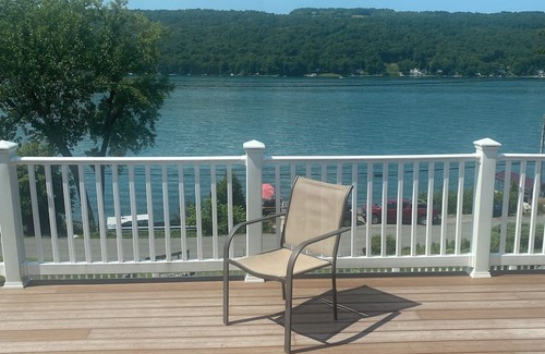 Dundee House | Spacious 5-bedroom lake house with gorgeous views of the la