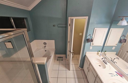 Spring House | Spacious 2140sqft 4-bedroom house with AC, WiFi. NO PARTIES/SMOKING.
