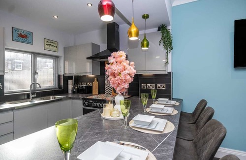 Stoke-on-Trent House | 5* Open Plan - Business, Leisure, Relocation, Convenient, Parking, Alton Towers