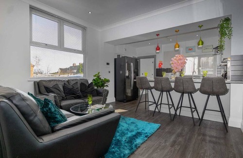 Stoke-on-Trent House | 5* Open Plan - Business, Leisure, Relocation, Convenient, Parking, Alton Towers