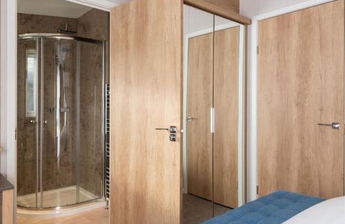 Wells-next-the-Sea Cabin | Pinewoods Saltmarsh Lodge no.1 sleeps 7 – no dogs