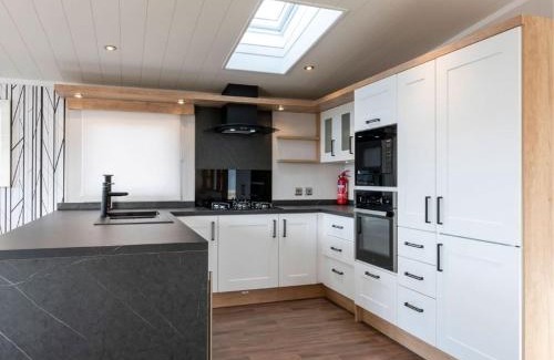 Wells-next-the-Sea Cabin | Pinewoods Saltmarsh Lodge no.1 sleeps 7 – no dogs