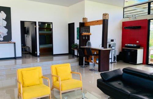 Esparza House | Agradable casa con piscina y vistas panorámicas.