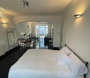 Lea Bridge House | Gorgeous space near central