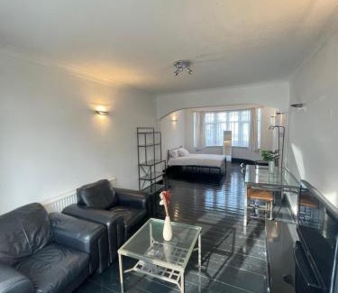 Lea Bridge House | Gorgeous space near central