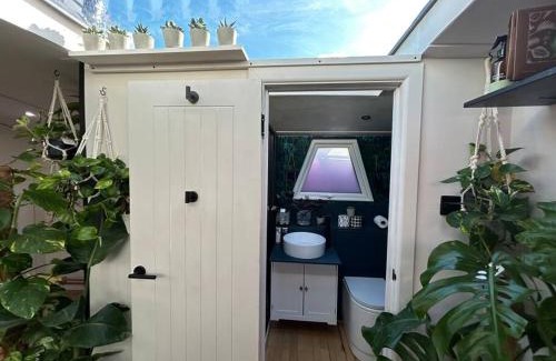 Hackney Wick Apartment | The Floating Terrarium Teliegram_LovelyAppartmentsJean