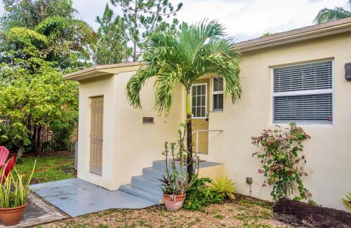 Middle River Terrace House | La Maison-Adorable Cottage Mins from Wilton Manors