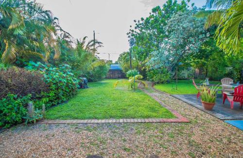 Middle River Terrace House | La Maison-Adorable Cottage Mins from Wilton Manors