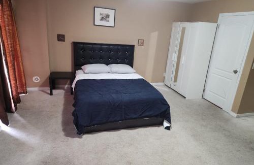 Brampton House | Cozy jets empire