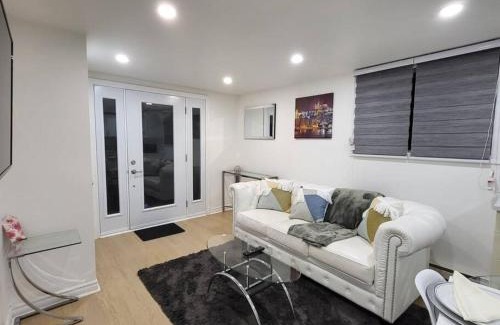 Laval Apartment | Bel appartement moderne et propre, zone calme