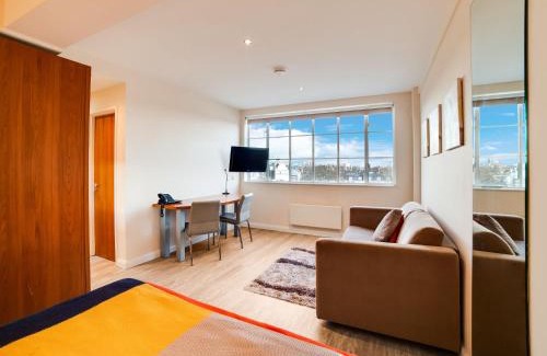 Courtfield Apartment | Charming Apartment in London with Jacuzzi