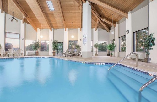 Brinkley Hotel | Days Inn & Suites by Wyndham Brinkley